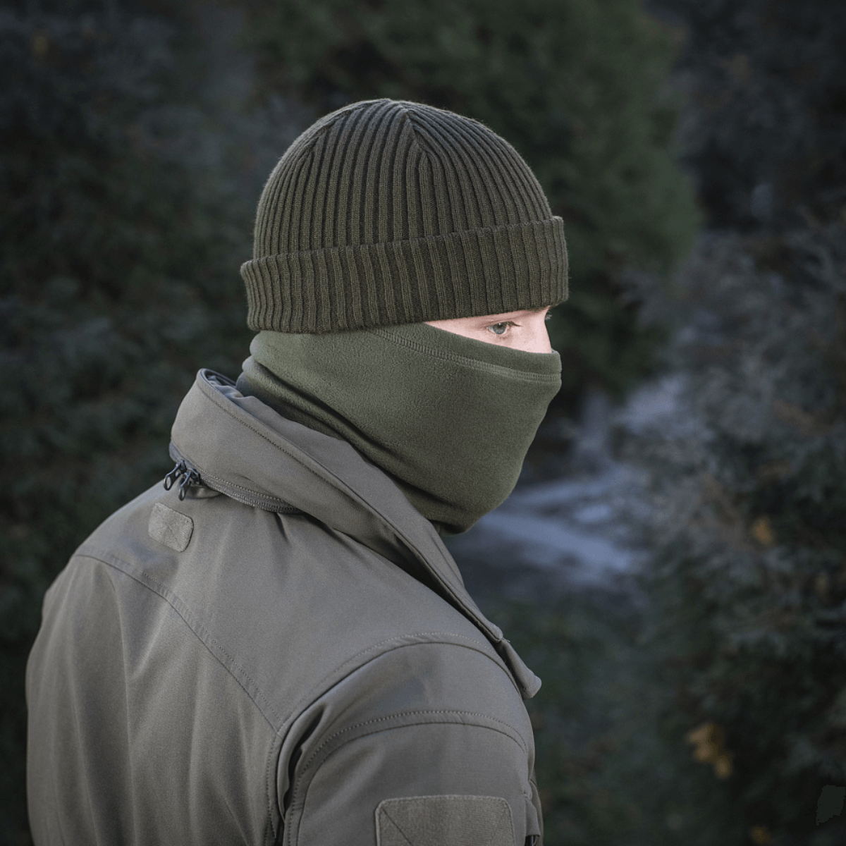 Mies luonnossa, käyttäen M-Tac Tube Scarf Polartec -kasvomaskia.