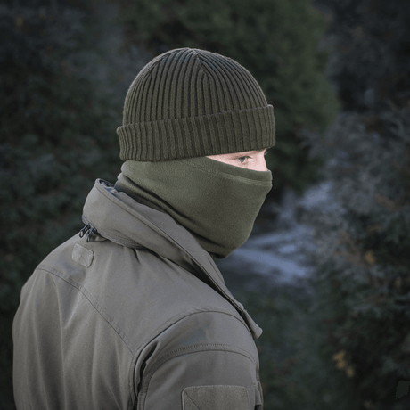 Mies luonnossa, käyttäen M-Tac Tube Scarf Polartec -kasvomaskia.