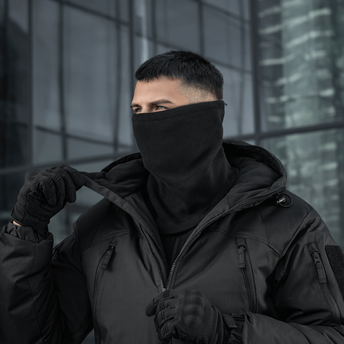 Mies käyttää M-Tac Anatomisk Snood Justerbar Elite Fleece (320 g/m²) kylmän sään asusteena. Monikäyttöinen, voidaan käyttää pipona tai balaclavana.