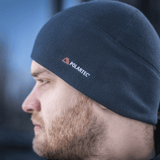 Mies pukeutuneena M-Tac Fleece Watch Cap Light Polartec, näyttää pehmeän ja lämpimän talvihatun Polartec-logolla, sopii kylmään ja tuuleen.