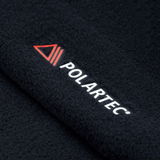 Lähikuva Polartec-logosta M-Tac Fleece Watch Cap Light Polartec -hatussa mustassa Micro Series fleecessä.