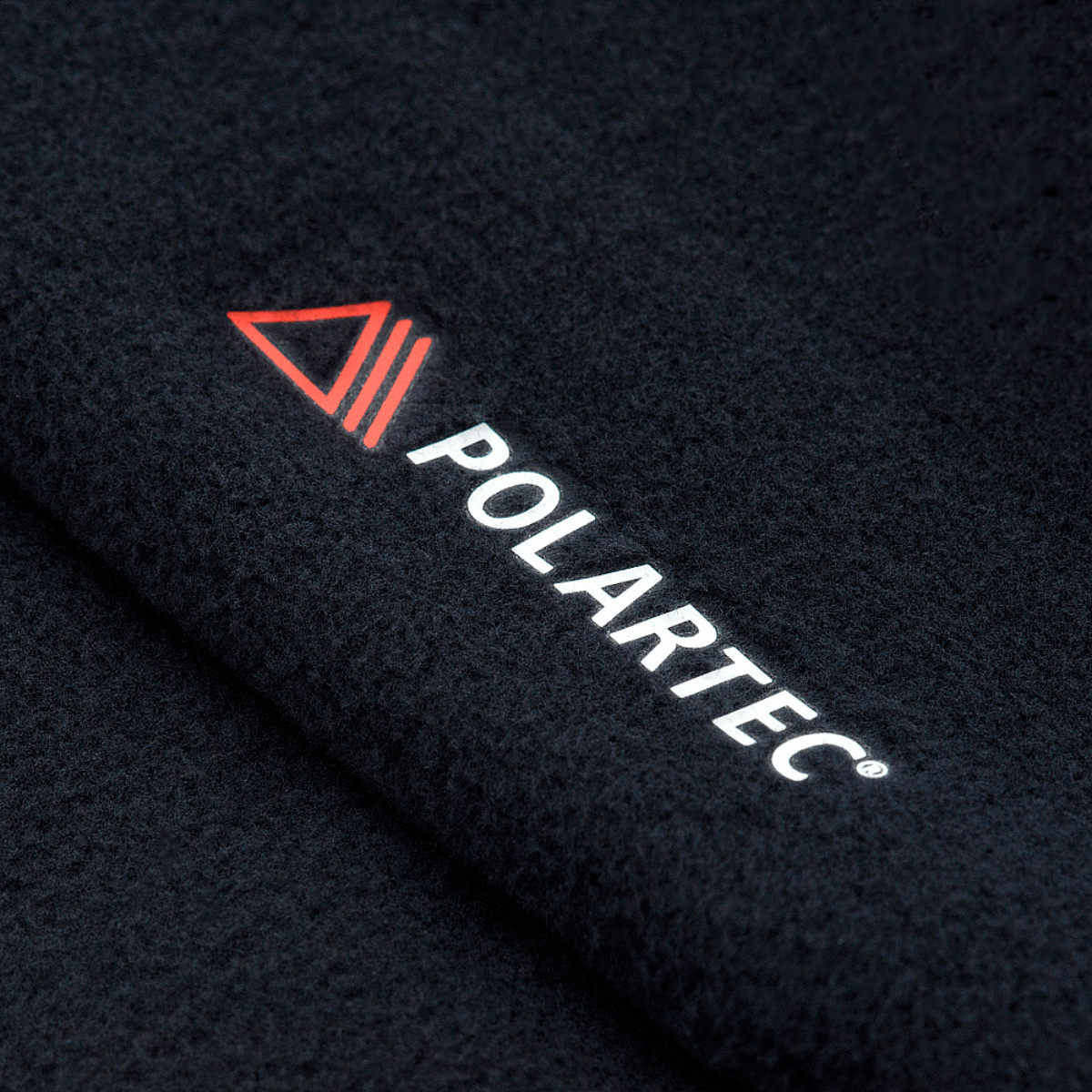 Lähikuva Polartec-logosta M-Tac Fleece Watch Cap Light Polartec -hatussa mustassa Micro Series fleecessä.