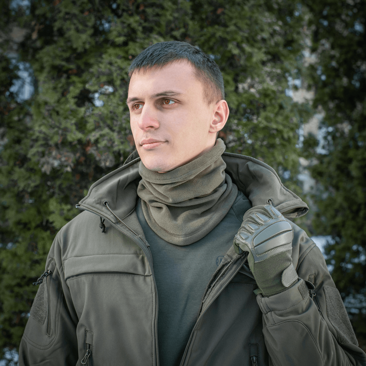 Mies pukeutuneena M-Tac Polartec Anatomic Tube Scarf metsässä, sopiva suoja kylmää ja tuulta vastaan