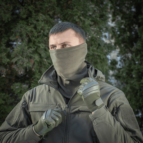 Mies pukeutuneena M-Tac Polartec Anatomic Tube Scarfiin luonnonympäristössä.