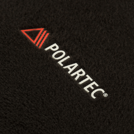 Lähikuva Polartec®-logosta M-Tac Polartec Anatomic Tube Scarfissa, valmistettu kestävästä Micro Series -fleecestä.
