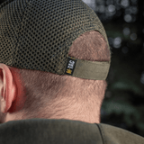 M-Tac Mesh Flex Ripstop Baseball Cap en takaa nähtynä ulkona, säädettävällä Velcro-tarranauhalla ja mesh-paneelilla optimaaliseen ilmanvaihtoon.