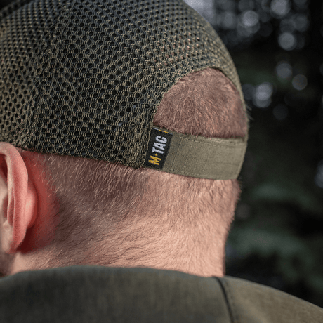 M-Tac Mesh Flex Ripstop Baseball Cap en takaa nähtynä ulkona, säädettävällä Velcro-tarranauhalla ja mesh-paneelilla optimaaliseen ilmanvaihtoon.