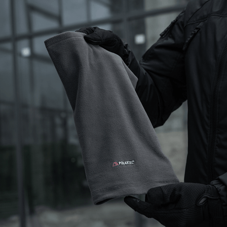 M-Tac Polartec pitkä toruhuivi, harmaa fleece, pidetty henkilön toimesta, jolla on käsineet. Sopii kylmään säähän ja monipuoliseen käyttöön.