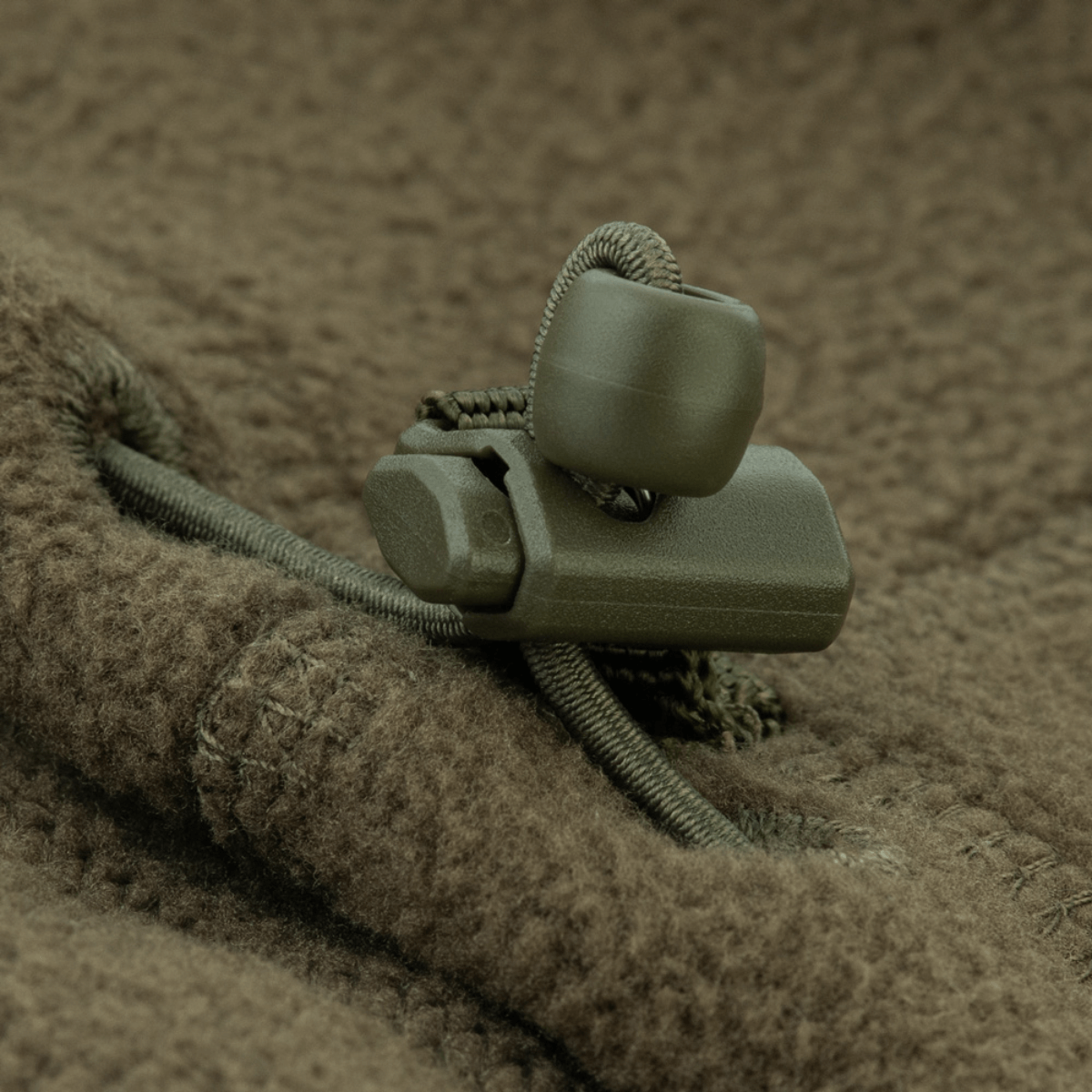 M-Tac Snood Elite Kort Justerbar Fleece, yksityiskohta säädettävästä nyöristä ja fleecemateriaalista