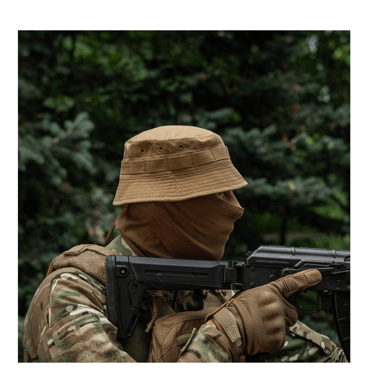 M-Tac Panamahat Gen. II Summer Flex camel nylon/elastaani kevyt ja NIJ-sertifiointi, käytössä maastossa, galleria-asento 1