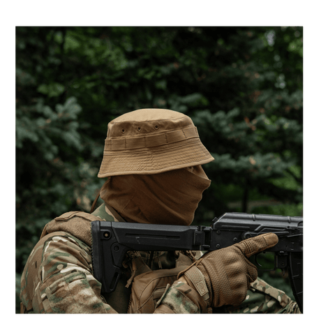M-Tac Panamahat Gen. II Summer Flex camel nylon/elastaani kevyt ja NIJ-sertifiointi, käytössä maastossa, galleria-asento 1