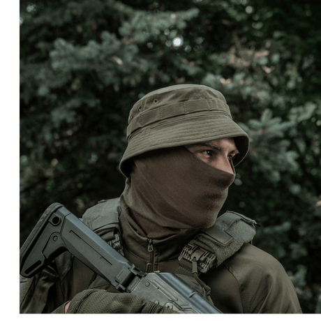 M-Tac Panamahat Gen. II Summer Flex kevyt nylon/elastaani, NIJ-sertifiointi, näytetty henkilöllä taktisten varusteiden kanssa, galleria-asento 1.