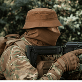 M-Tac Panamahat Gen. II Flex Rip-Stop ruskea rip-stop-kangas, näytetty uniformoidulla henkilöllä taktisten varusteiden kanssa, galleria-asento 1.