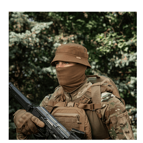 M-Tac Panamahat Gen. II Flex Rip-Stop ruskea rip-stop-kangas, näytetty uniformoidulla henkilöllä taktisten varusteiden kanssa, galleria-asento 1.