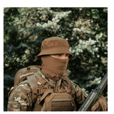 M-Tac Panamahat Gen. II Flex Rip-Stop ruskea rip-stop-kangas, näytetty henkilöllä taktisten varusteiden kanssa, NIJ-sertifiointi, galleria-asento 1.