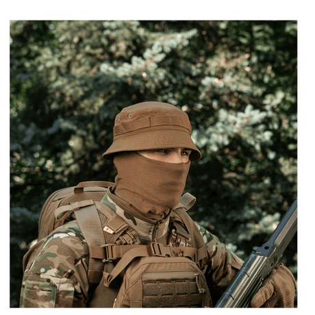M-Tac Panamahat Gen. II Flex Rip-Stop ruskea rip-stop-kangas, näytetty henkilöllä taktisten varusteiden kanssa, NIJ-sertifiointi, galleria-asento 1.