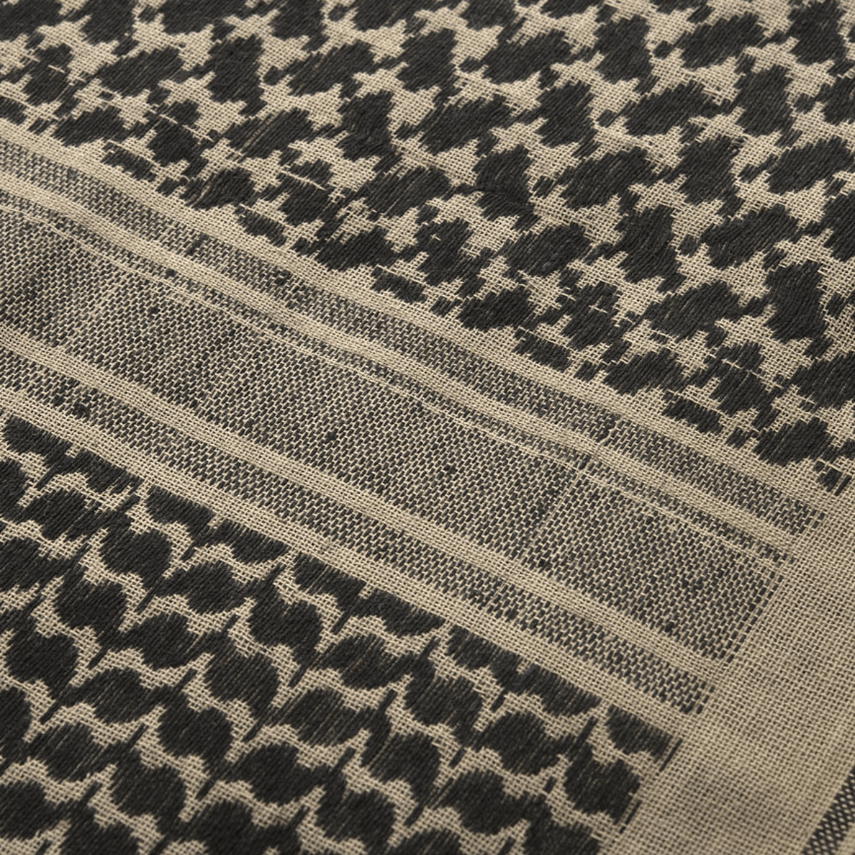Lähikuva M-Tac Shemagh-huivista klassisella arabialaisella kufia-kuosilla, 100% puuvillaa, koko 110x110 cm, suojaa auringolta, hiekalta ja tuulelta.