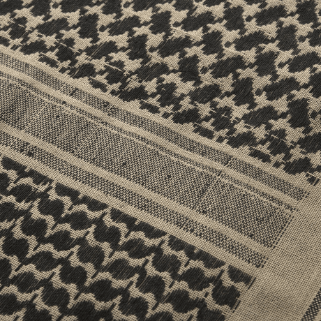 Lähikuva M-Tac Shemagh-huivista klassisella arabialaisella kufia-kuosilla, 100% puuvillaa, koko 110x110 cm, suojaa auringolta, hiekalta ja tuulelta.