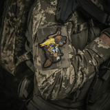 M‑Tac Patch Baba-Yaga Vertical maastotakissa, innoittajana ukrainalaiset UAV-operaattorit, esittää Baba Yagan yökameran ja kranaattien kanssa.