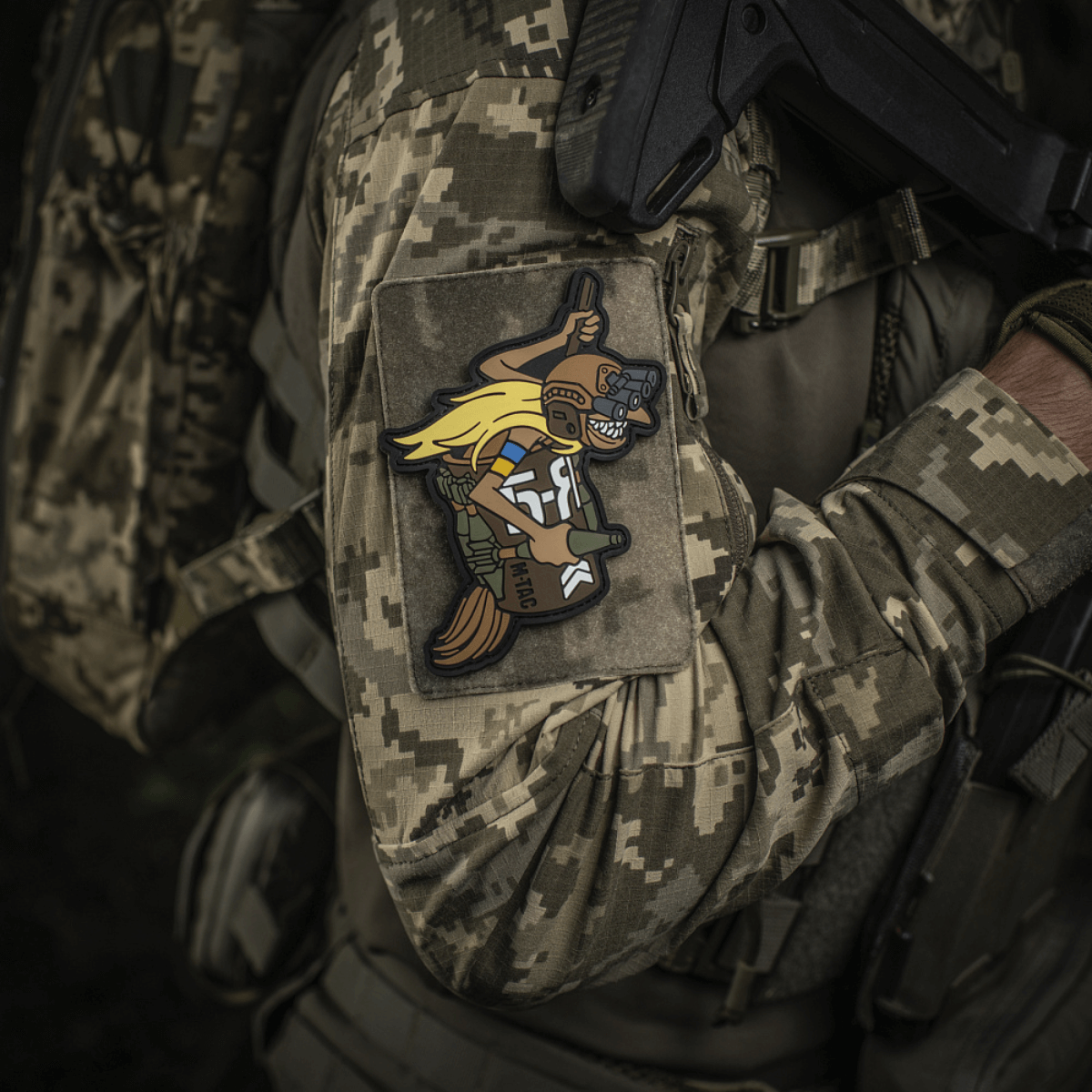 M‑Tac Patch Baba-Yaga Vertical maastotakissa, innoittajana ukrainalaiset UAV-operaattorit, esittää Baba Yagan yökameran ja kranaattien kanssa.