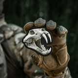 M‑Tac Patch Old Tiger 3D-tigerikraniumilla, sotilaan pitämä maastopuvussa, symboloi rohkeutta ja kokemusta, PVC velcro-kiinnityksellä.