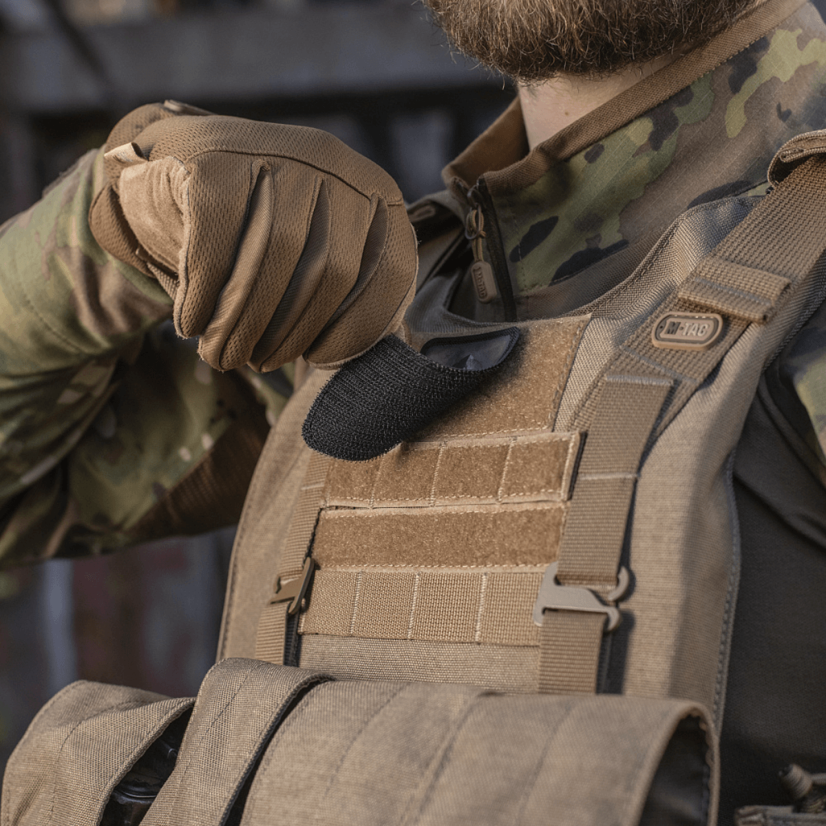Sotilas M-Tac Spartan Hjelm Patch -merkillä liivissä, osoittaa urheutta ja voimaa, valmistettu Cordura 500D:stä, 70x80 mm, Velcro-kiinnitys.