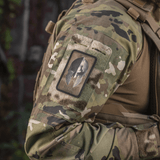 M-Tac Spartan Hjelm Patch maastotakissa, symboloi rohkeutta, voimaa ja sotilaallista voimaa, valmistettu kestävästä Cordura 500D -materiaalista.