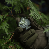 M-Tac Ace of Spades 3d PVC -patch pidetään taktiikkahanskassa metsäympäristössä, ihanteellinen sotilas- ja ulkoilukäyttöön