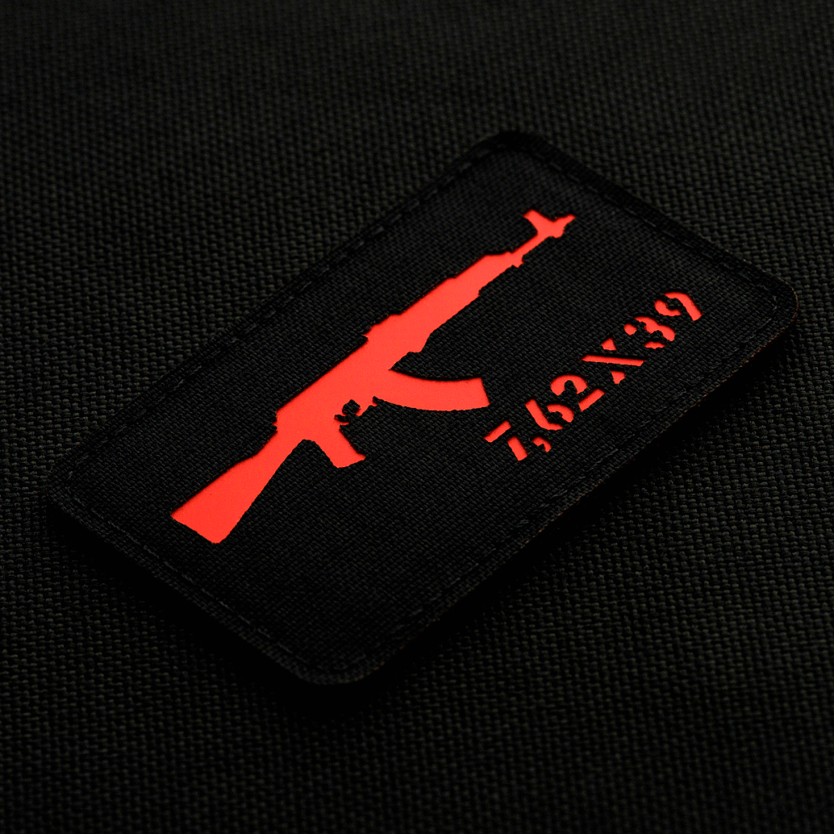 M-Tac AKM 7,62x39 Laser Cut Patch, punainen kuvio, valmistettu kestävästä Cordura 500D:stä, sopii taktiseen käyttöön vaatteissa ja varusteissa.