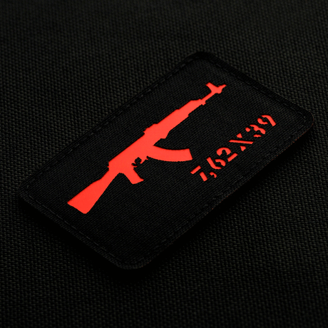 M-Tac AKM 7,62x39 Laser Cut Patch, punainen kuvio, valmistettu kestävästä Cordura 500D:stä, sopii taktiseen käyttöön vaatteissa ja varusteissa.