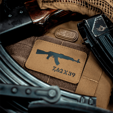 M-Tac AKM 7,62x39 Laser Cut Patch, kiinnitetty taktiseen varustukseen Velcrolla, Cordura 500D, kestävä ja kulutusta kestävä muotoilu.