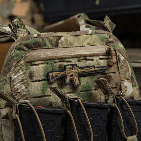 M-Tac AR-15 3D PVC Patch, kiinnitetty maastokuvioreppuun Velcrolla, taktinen varuste AR-15-intoilijoille, kestävä PVC-materiaali.