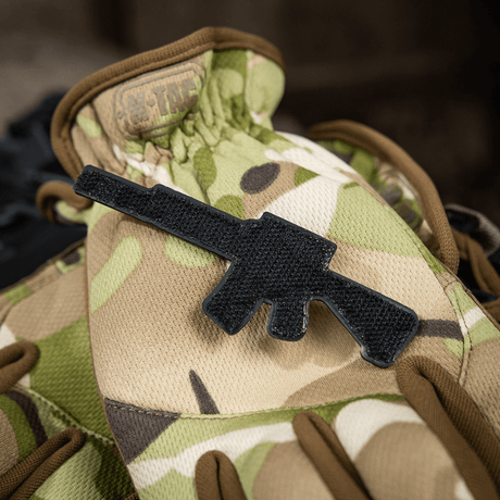 M-Tac AR-15 3D PVC-patch kiinnitetty maastokäsineeseen, Velcro-takapuoli, taktinen AR-15-design, 50x60 mm.
