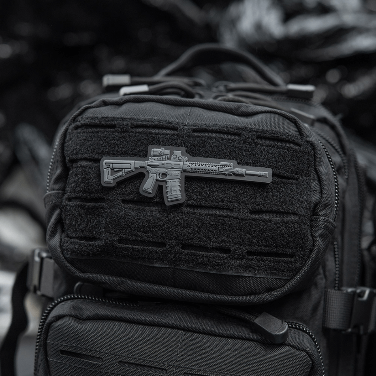 M-Tac AR-15 3D PVC-patch repussa, taktinen moraalitarra Velcro-kiinnityksellä, kestävä ulkokäyttöön ja sotilaskäyttöön.