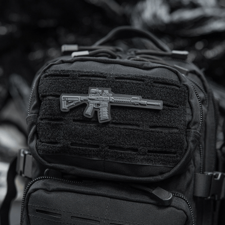M-Tac AR-15 3D PVC-patch repussa, taktinen moraalitarra Velcro-kiinnityksellä, kestävä ulkokäyttöön ja sotilaskäyttöön.