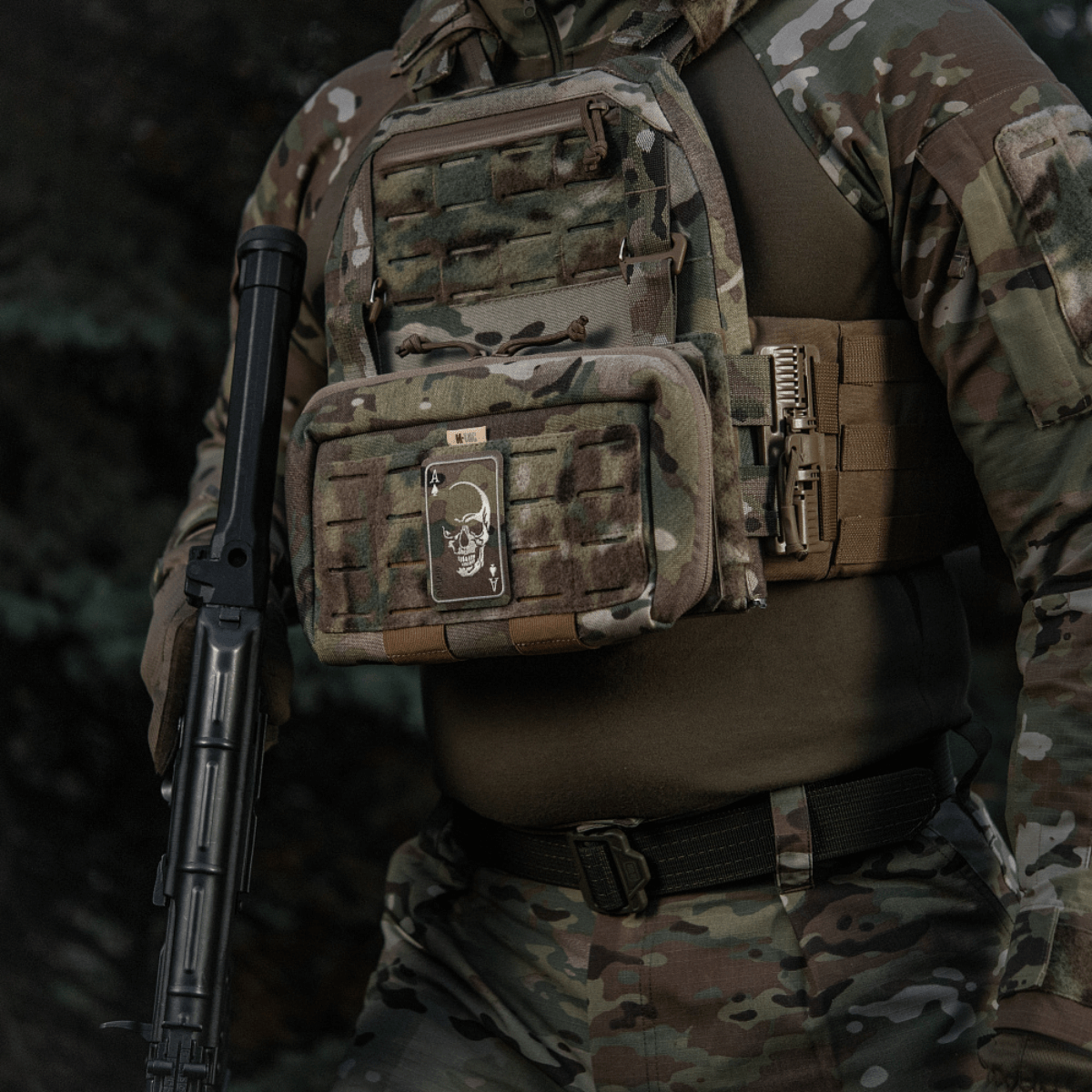 M-Tac Patch Face of War (Broderi) Cordura 500D:ssä, kallo pataässän kortissa, kiinnitetty taktiseen liiviin.