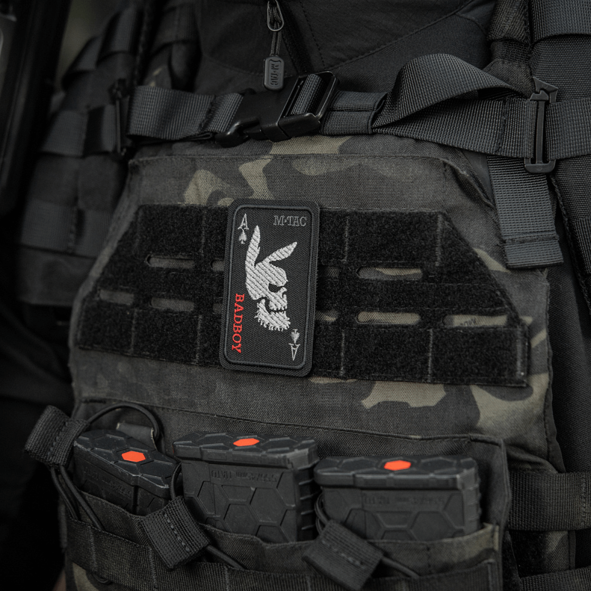 M-Tac Patch Bad Boy (Broderi) kiinnitetty taktiseen liiviin, ace of spades -motiivi ja jyrkkä jäniksen kallo, Cordura 500D, 8 x 5 cm.