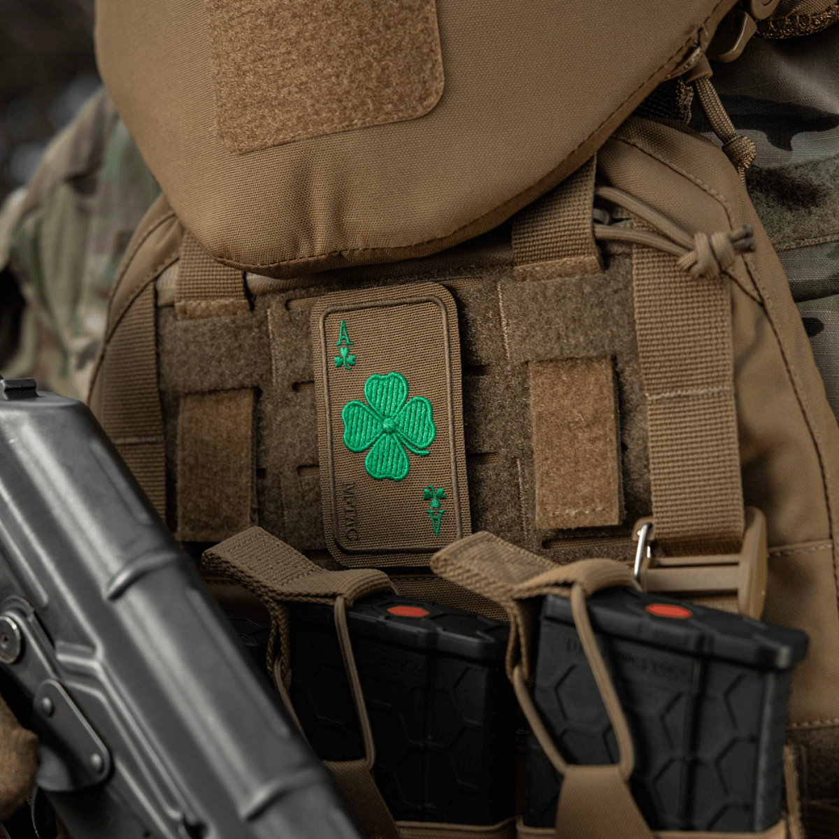 M-Tac Patch Lucky Card (brodeerattu) apilanlehti, kiinnitetty taktiseen liiviin. Cordura 500D -materiaali, sopii vaatteisiin ja laukkuun. Velcro-kiinnitys.