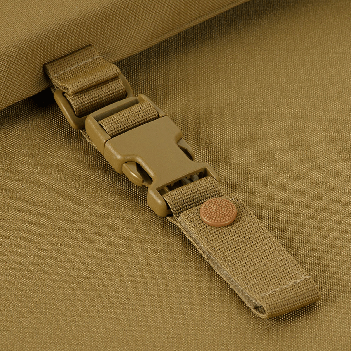 M-Tac Istuinalusta vyökiinnikkeellä ARMOR, yksityiskohtainen vyökiinnike jämäkässä Cordura 1000D:ssä, sopii kylmiin ja kosteisiin olosuhteisiin.