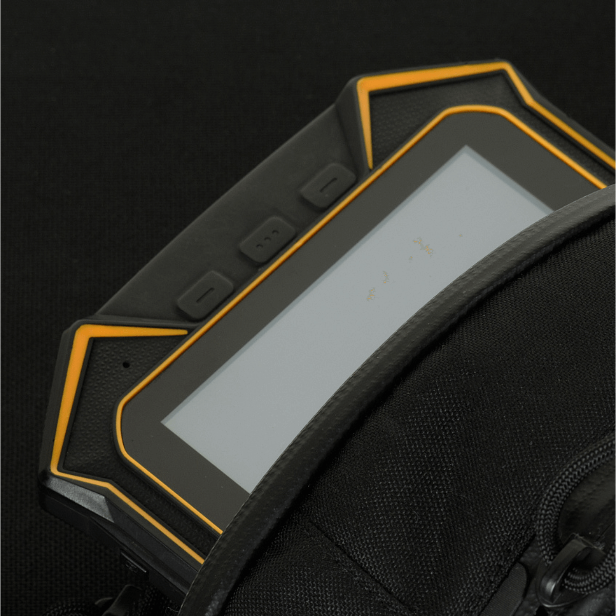 Laite asetettuna M-Tac Sphaera Hardsling Bag Large Elite med Velcro -laukkuun, tehty kulutusta kestävästä Cordura-kankaasta, lähikuva.