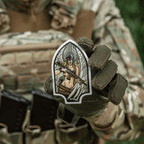 M-Tac Sticker Valkyrie näyttää sotajumalattaren M4-kiväärin ja kypärän kanssa, innoittajana Arrowhead-patch ja 2. maailmansodan First Special Service Force.