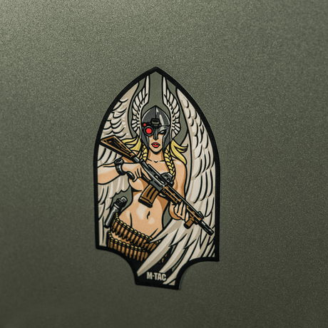 M-Tac Sticker Valkyrie esittää Valkyrian normannityylisessä kypärässä ja m4-aseen kanssa, muotoiltuna amerikkalais-kanadalaiseksi Arrowhead-tarraksi.