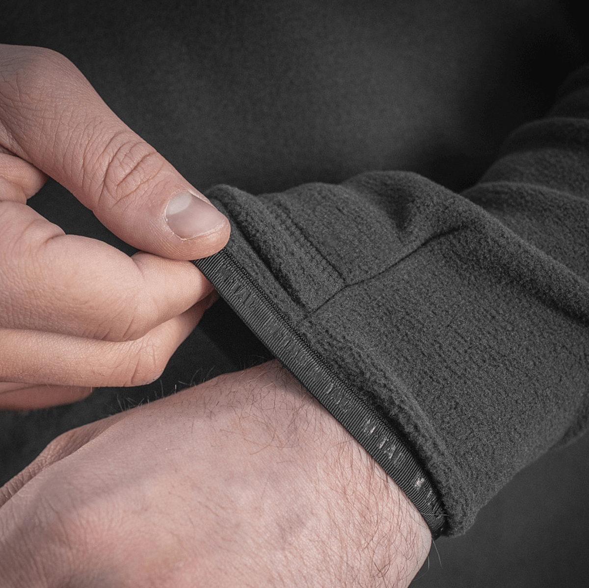 Hihansuun yksityiskohta M-Tac Delta Polartec fleece-takissa, valmistettu pehmeästä ja lämpimästä Polartec® Micro Series -fleecestä.