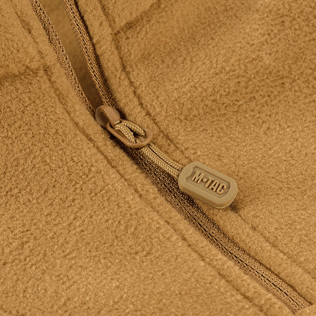 Lähikuva vetoketjusta M-Tac Delta Polartec fleece-takissa, valmistettu lämpimästä Polartec Micro Series -fleecestä kylmiin päiviin.
