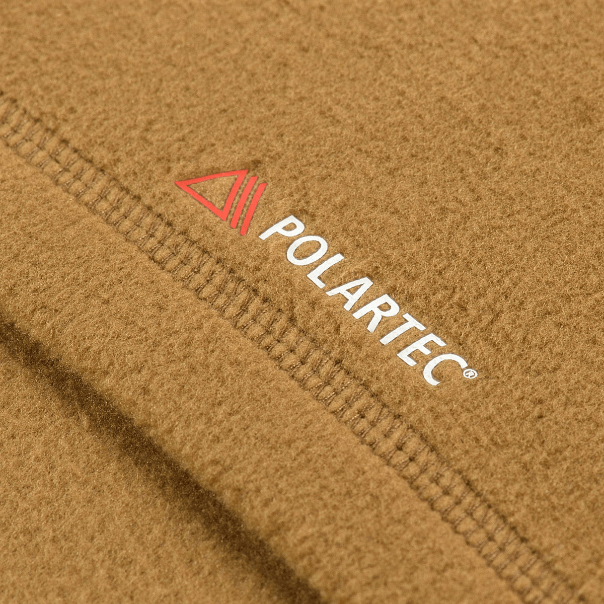 M-Tac Delta Polartec fleece-takki ruskeana, Polartec® Micro Series -fleecen tekstuuri, lämmöneristystä, lähikuva logosta.