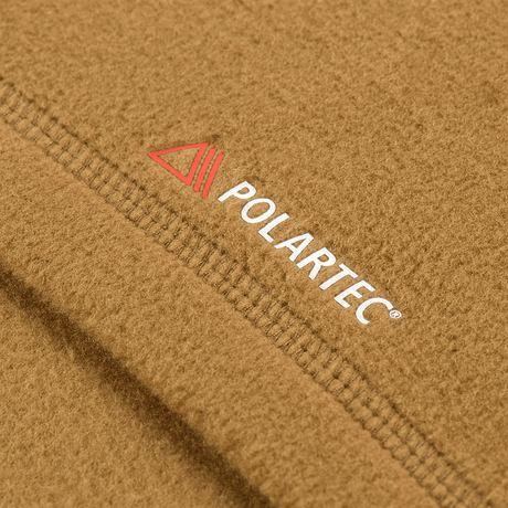 M-Tac Delta Polartec fleece-takki ruskeana, Polartec® Micro Series -fleecen tekstuuri, lämmöneristystä, lähikuva logosta.