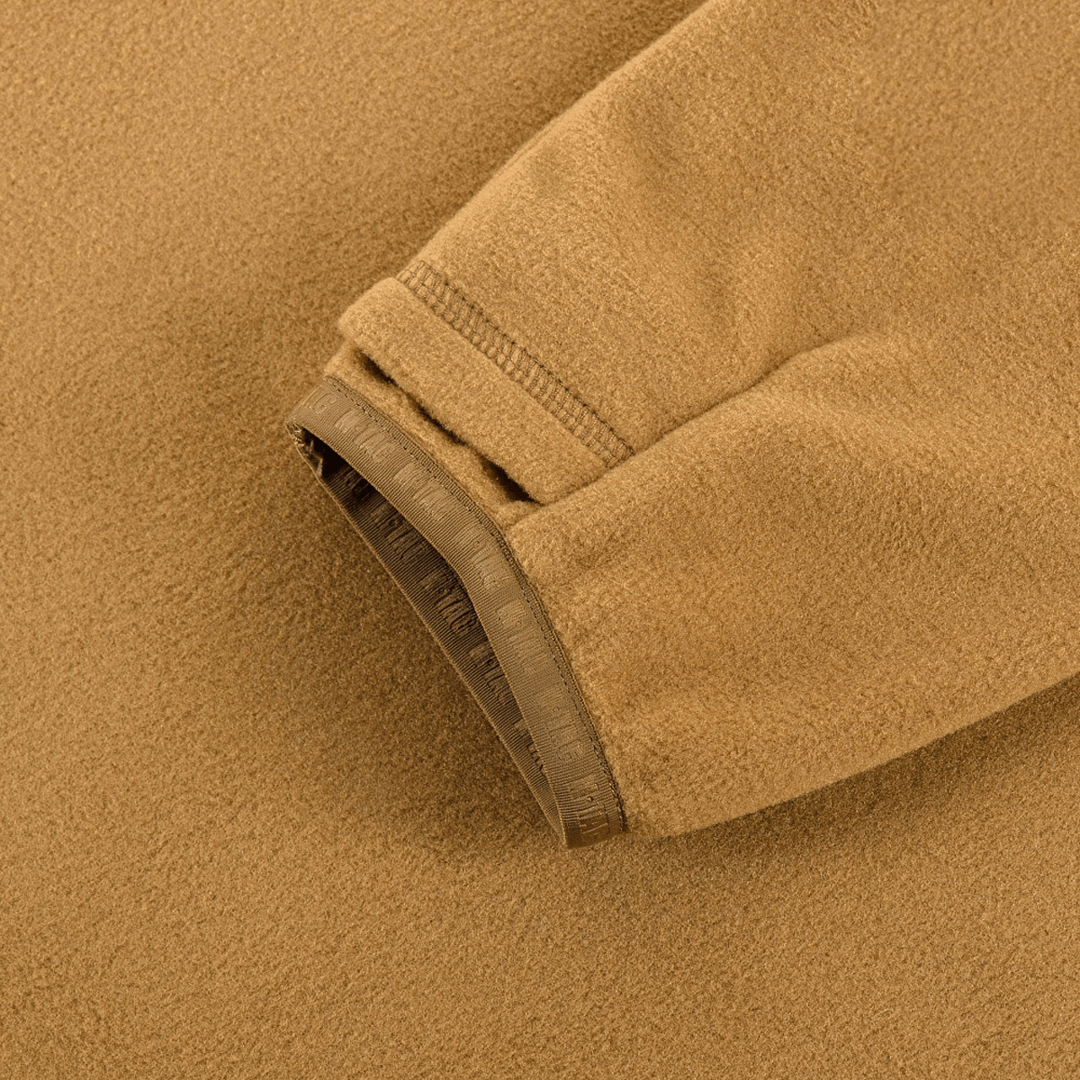 Hihan yksityiskohta M-Tac Delta Polartec fleece-takissa pehmeällä ja hengittävällä Polartec® Micro Series -fleecellä, täydellinen kylmiin päiviin.