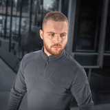 Mies pukeutuneena M-Tac Delta Polartec -fleece-takkiin, harmaa, puolivetoketjulla.