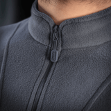 Lähikuva M-Tac Delta Polartec -fleece-takin vetoketjusta, Polartec® Micro Series -fleecestä.