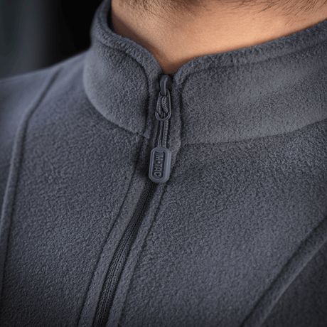 Lähikuva M-Tac Delta Polartec -fleece-takin vetoketjusta, Polartec® Micro Series -fleecestä.